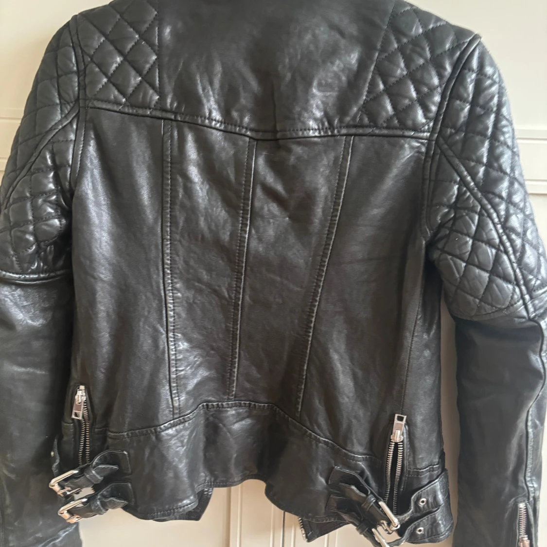 Svart skinnjacka AllSaints quiltad - 1