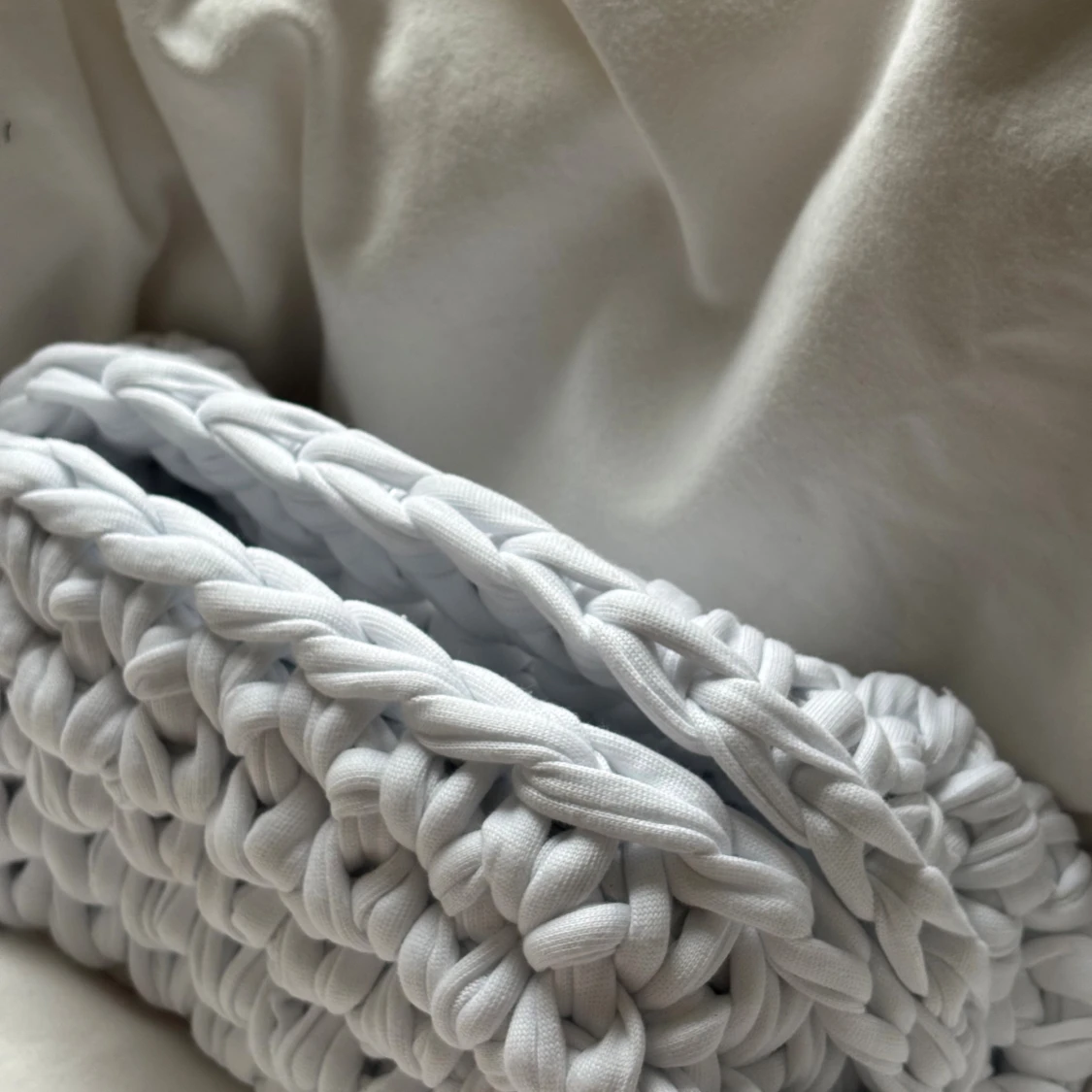 Handvirkad vit kuvertväska - 1