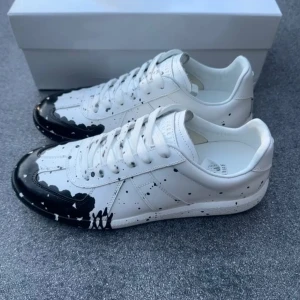 Maison margielas gats paint splatter - Ett par riktigt feta maison margiela gats i storlek 44, box och dustbags fås med, skickar samma dag!