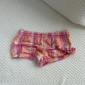 Ltl lågmidjade shorts  - Ett par shorts från Love to Lounge i storlek M. Kan upplevas mindre i storlek. Rakt över midjemått: ca 35cm. Jag fraktar inom 24h. Se liknande plagg i min profil! 