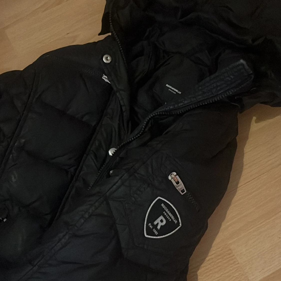 Svart pufferjacka Rockandblue med huva - 1