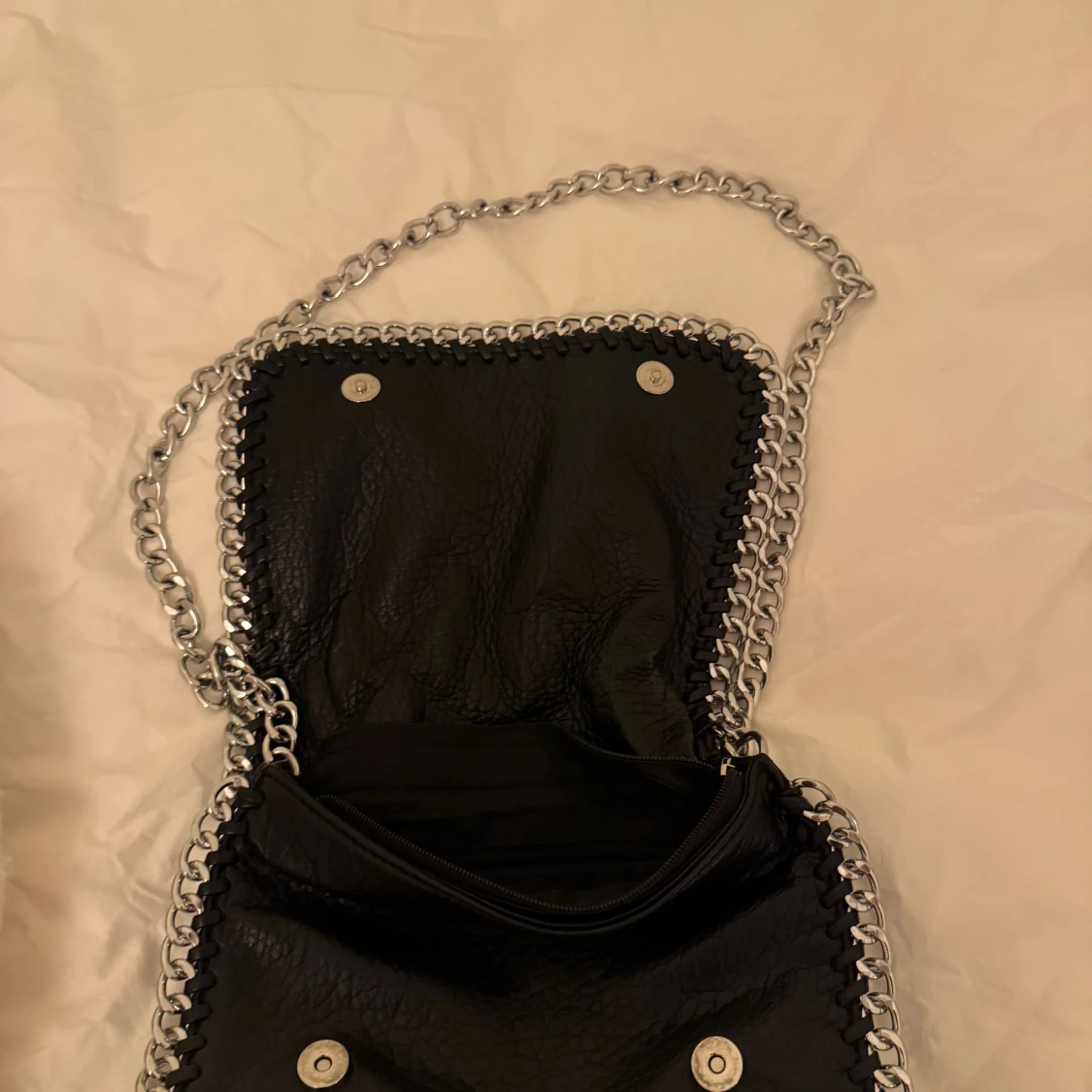 Säljer svart väska  - 3