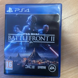 Star Wars Battlefront II PS4 - Star Wars Battlefront II till PS4 i originalfodral med skiva och manual. Spelet erbjuder episka strider, flera spellägen och ikoniska Star Wars-karaktärer. Fodral och skiva är i mycket gott skick, utan synliga repor eller skador. Perfekt för fans av action och Star Wars.