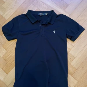 Marinblå pikétröja från Ralph Lauren - Snygg marinblå polo pikétröja. Storleken är s men denna är liten i storleken så skulle snarare säga att den sitter som xs