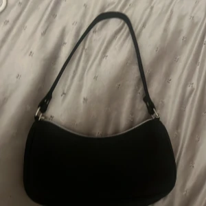 Svart axelväska - 🤗