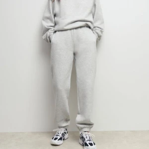 Gina Tricot grå mjukisbyxor XL - Ljusgrå mjukisbyxor med resår i midjan från Gina Tricot i stl XL. Aldrig använda, endast upptvättade. 