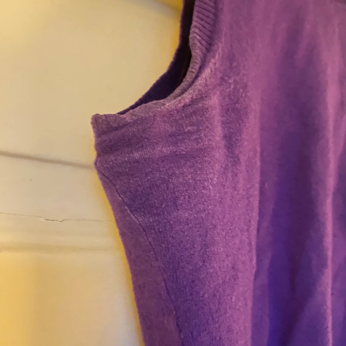 Lila ärmlös polotröja i ull  - 3