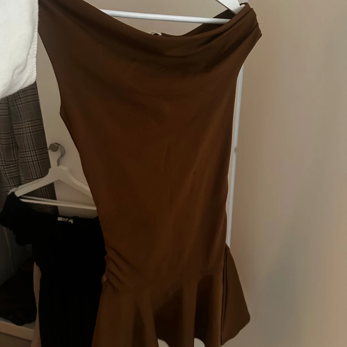 Brun kort klänning med volang