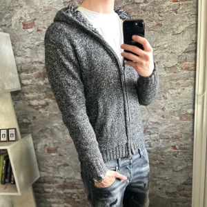 Pälscardigan  - Mycket fint skick. Storlek S passar dig som är mellan 175-185cm ungefär. Modellen är 185 cm, 79 kg. Passar bra nu till vintern. Skriv för mer information!🤝