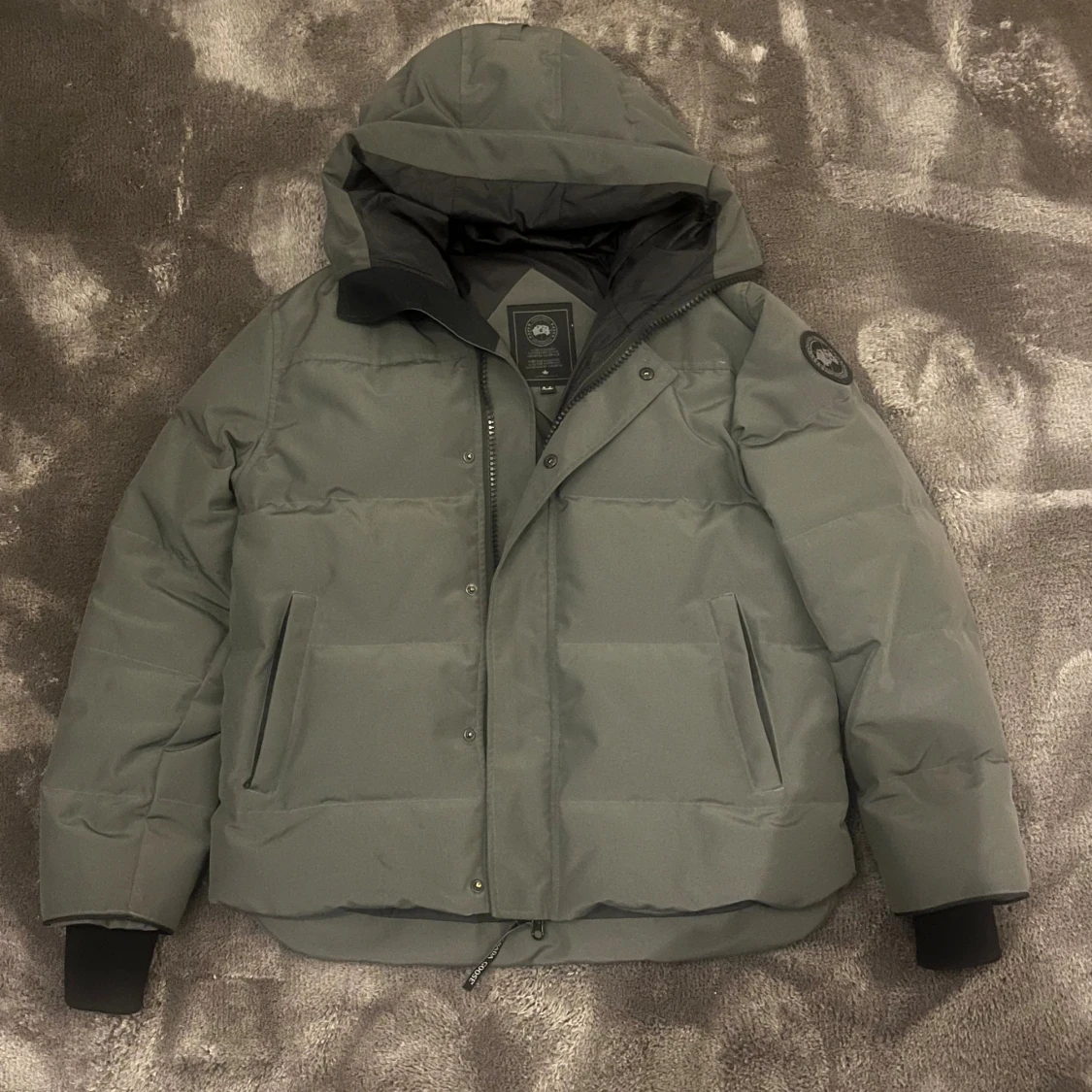 Grå pufferjacka från Canada Goose