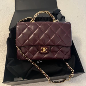 CC väska - CC liknande väska, i bordeaux färg. Finaste lädret med fantastiska detaljer. Använd två gånger under några timmar endast. Kommer med alla tillbehör. Möts upp i Sthlm.