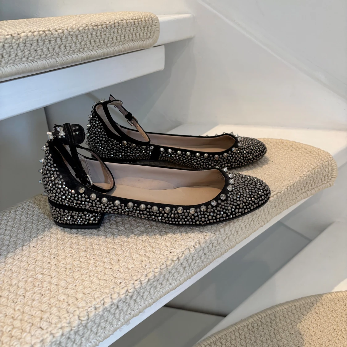 Svarta ballerinaskor med nitar från Zara - 1