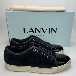 Lanvin skor(nyskick) - Hej! Säljer nu dessa sjukt snygga lanvin skor. Skorna är i nyskick! Har begränsat antal boxar och dustbag. Hör av dig vid frågor. Uk5