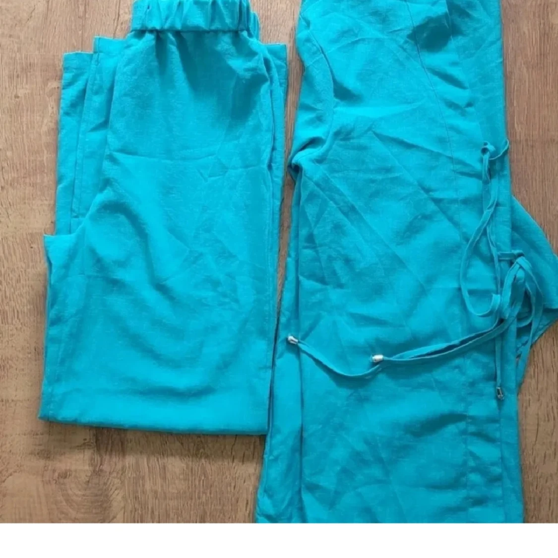 Turkos omlottkostym i linne-look