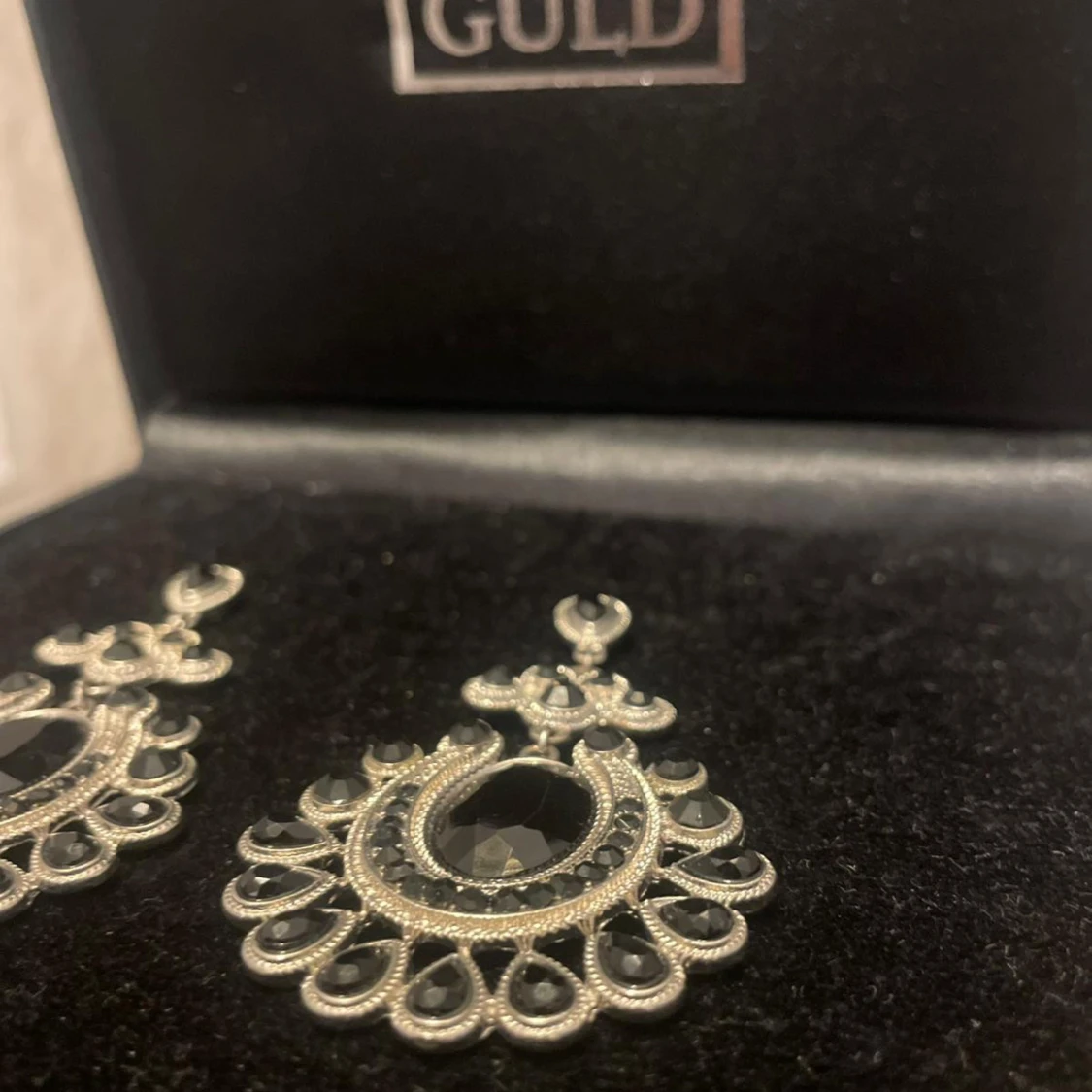 Silver örhängen med svarta stenar - 1