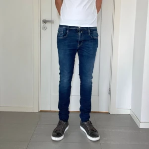 Replay Anbass jeans  - Säljer nu dessa Replay Anbass jeans, W32 o L32, skriv för fler bilder/frågor🙌🏼