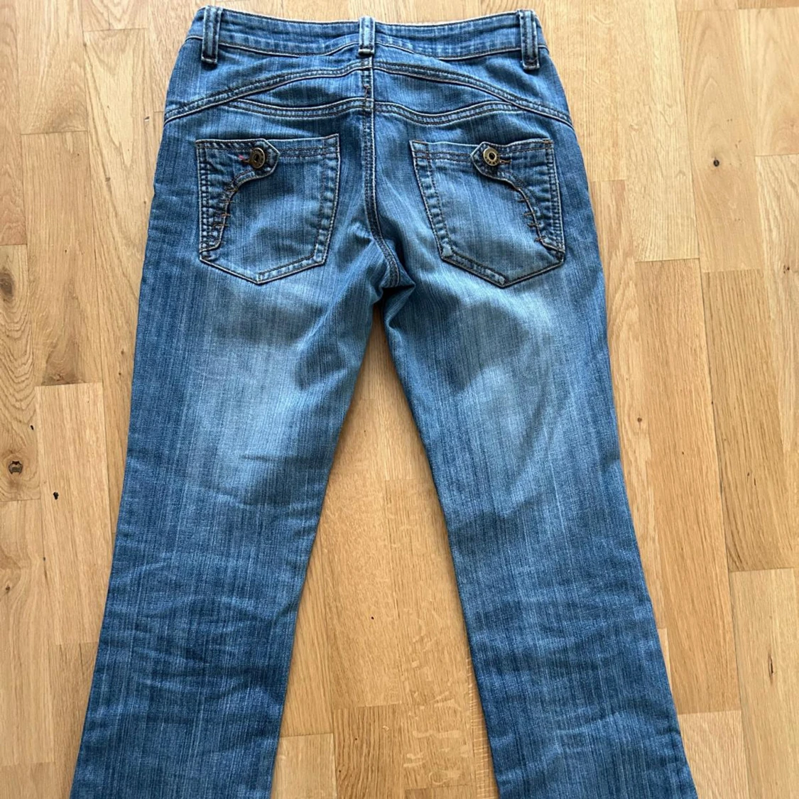 Blå jeans med broderad kant och hjärtan - 1