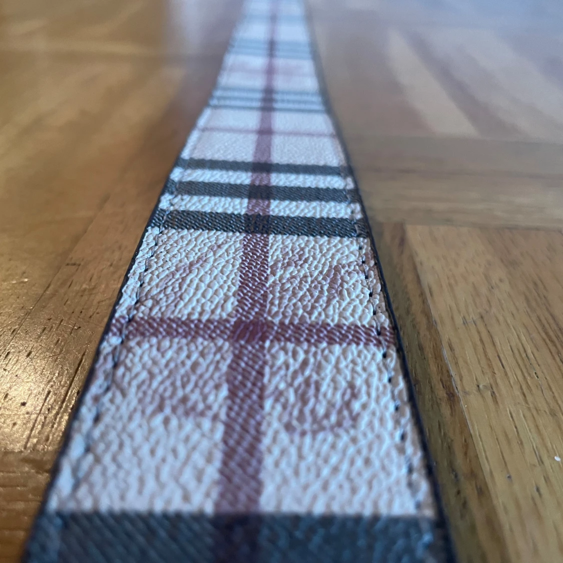 Rutig Burberry-inspirerad skinnbälte - 3