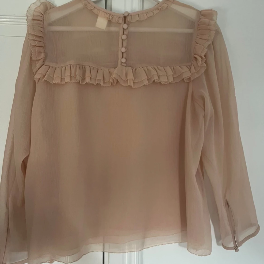 Beige/ljus rosa volangblus med knappar - 1