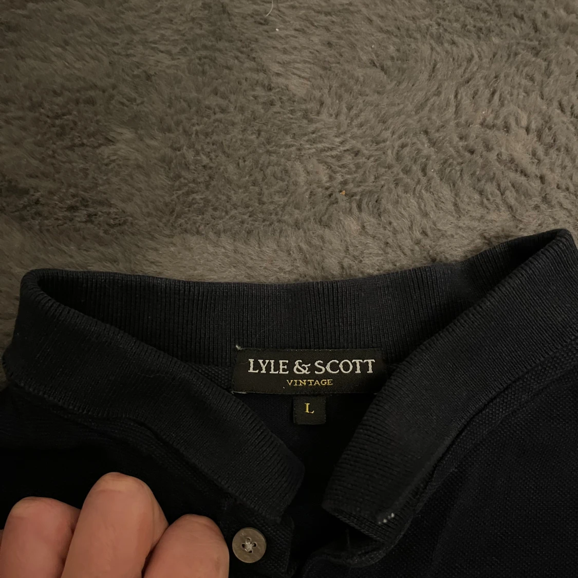 Svart pikétröja från Lyle & Scott - 2