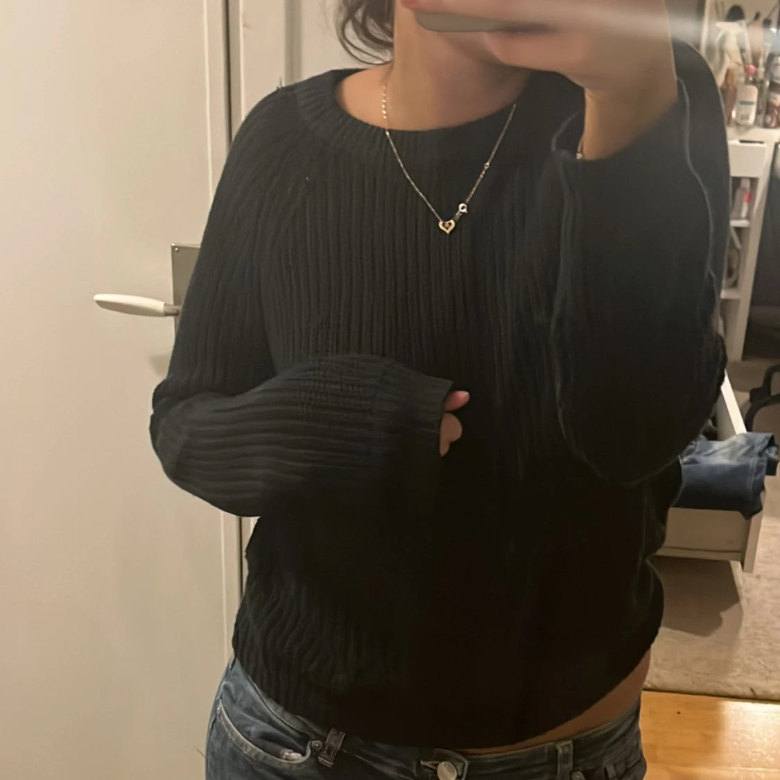 Svart stickad tröja med ribbad struktur - 1