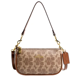 Coach axelväska med mönster - Snygg axelväska från Coach med klassiskt logomönster och guldfärgade detaljer. Finns i beige och brun, med avtagbar axelrem och dragkedja upptill. Väskan har en stilren form och är tillverkad i skinn och polyester. Perfekt för dig som gillar trendiga accessoarer.