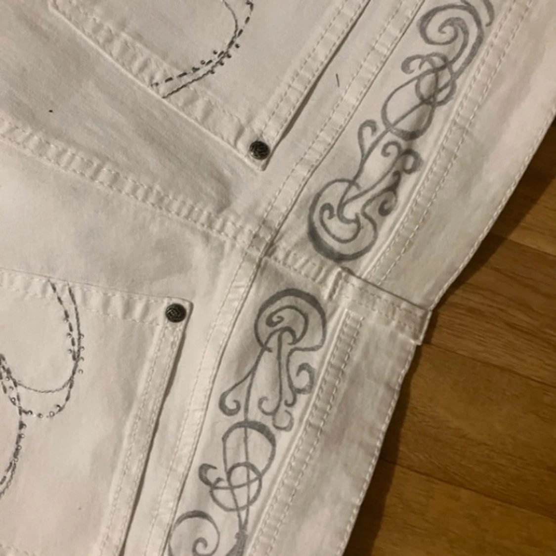 Vit minikjol med volanger   - 3