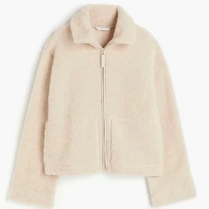 Teddy jacka från hm - Säljer denna super mysiga teddy flis perfekt nu till hösten. I storlek m men passar mig med s. Inga defekter