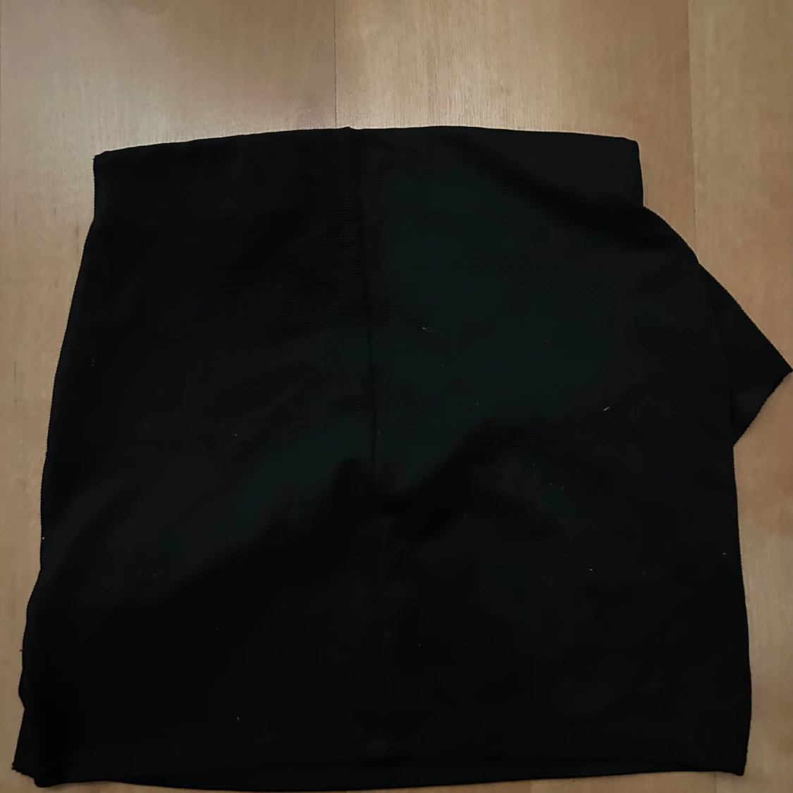 Svart kjol med volang från Skill - 1