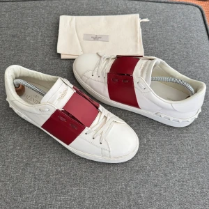 Valentino Open | 43 - Valentino Open sneakers | Ruggigt fräscha! | Original dustbag ingår | Storlek 43 | INGA BYTEN | Fraktar spårbart eller möts upp i Täby 