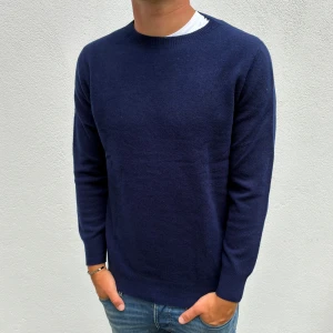 Kashmir tröja - Marinblå Kashmir sweatshirt | Storlek M | Modellen är 177cm lång, passar lite längre | Endast använd 1 gång, skick 10/10 | Hör av dig vid frågor🌟