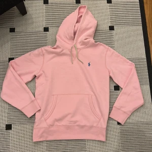 Ralph lauren hoodie - Säljer nu min nästan helt oanvända Ralph lauren hoodie, har kvitto, storlek small