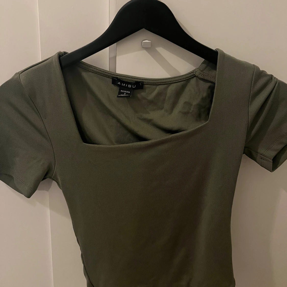 Olivgrön ribbad topp från Amisu NewYorker 