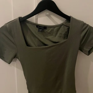 Olivgrön ribbad topp från Amisu NewYorker  - Säljer en olivgrön ribbad topp från Amisu Newyorker, i storlek S. Ny skick💚🤎