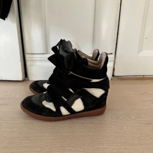 Isabel Marants skor  - Isabel Marant skor, köpa här på plick för 1500kr! Använda ett fåtal gånger då de var lite trasigare än vad jag trodde därav mitt pris! (de va alltså redan så sönder på vissa ställennär jag fick de, som syns på bilderna) skriv gärna privat vid frågor🩷