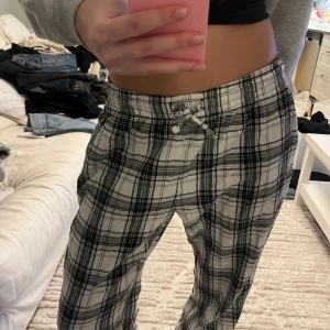 Svartvita pyjamasbyxor - Säljer ett par svartvita pyjamasbyxor, klassiska och sköna 🫶🏼Använda ett fåtal gånger och passar XS och S!