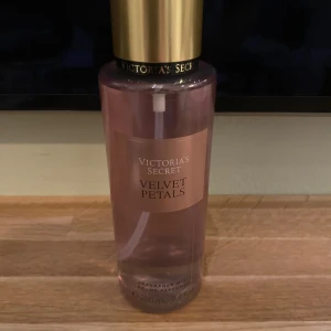 Velvet Petals Body Mist 250ml - Victoria's Secret Velvet Petals Fragrance Mist. Volym: 250 ml. Perfekt för dig som. Helt ny, köpt i Spanien på flygplats för 22€ 😊🩷