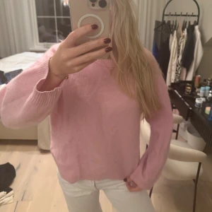 Rosa stickad tröja i alpacka ull från Arket - Lyxig fin stickad tröja i alpacka ull från Arket. Slutsåld på hemsidan, därav är andra bilden en likadan modell fast annan färg. Nypris: 990kr