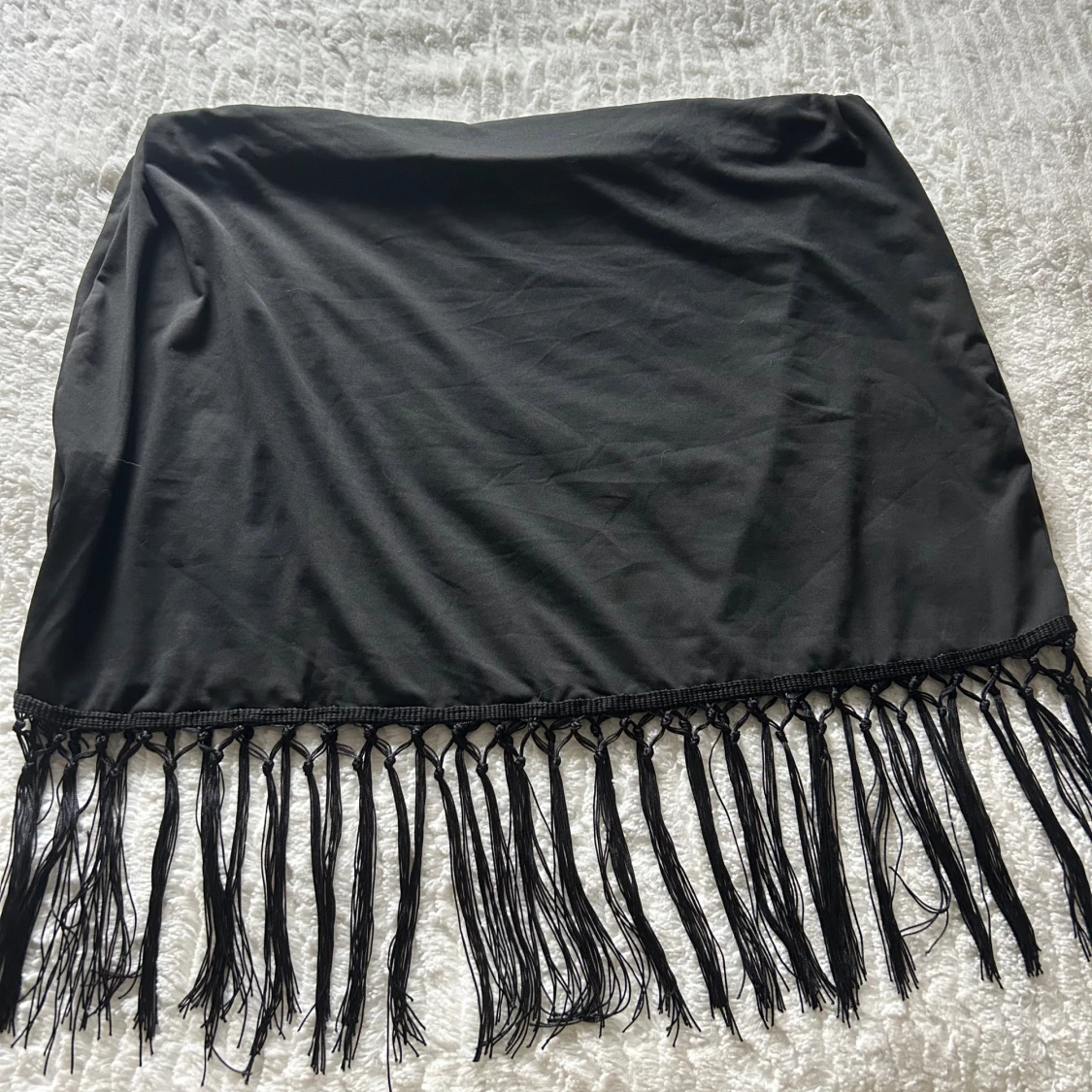 Svart kortkjol med fransar