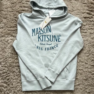 (Helt ny) Maison Kitsuné hoodie - Hej, säljer nu min extremt fina och eftertraktade hoodie från märket Maison Kitsuné (givetvis äkta) till ett oslagbart pris. Huvtröjan är i storlek L men passar M bättre. Skriv vid fler funderingar!