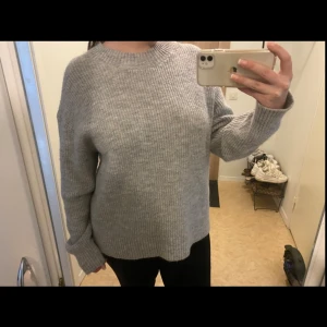 Stickad tröja  - Grå stickad tröja från hm, knappt använd