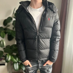 Ralph Lauren Jacka - Mycket fint skick, inga defekter. Storlek 48/S passar dig som är mellan 175-185cm ungefär. Nypris ca 5000kr. Modellen är 185 cm, 79 kg. Passar bra nu till vintern. Skriv för mer information!🤝