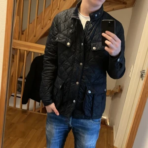 Barbour jacka - Tja! Säljer denna snygga jacka från Barbour!| Mycket gott skick!| Pris alltid diskuterbart!| Kontakta mig vid minsta fråga!| //Nils
