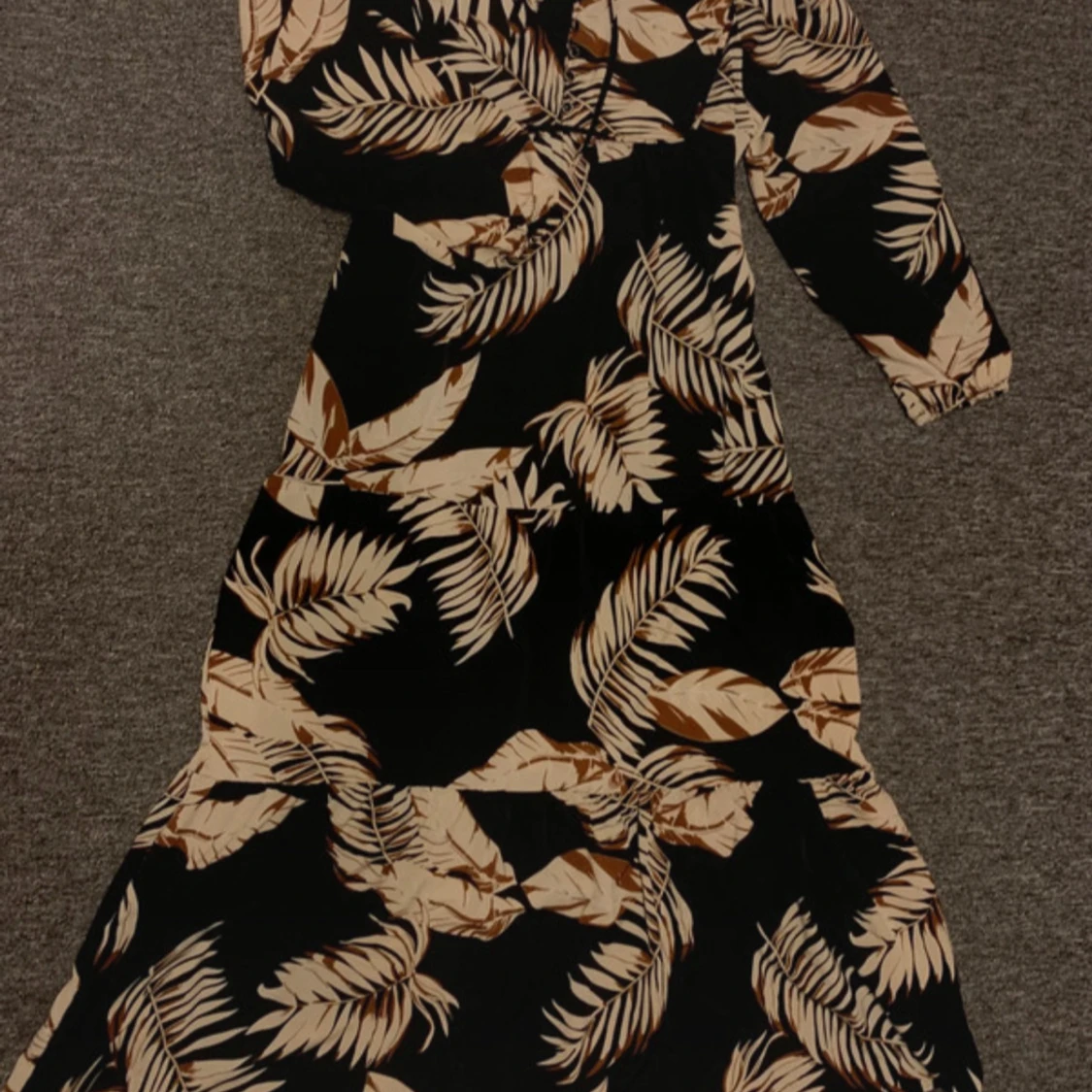 Svart långklänning med beige palmblad