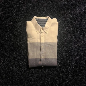 Vit och blå skjorta Marc O'Polo L - Snygg skjorta från Marc O'Polo i storlek L med breda block i vitt och blått. Klassisk krage, knäppning framtill och shaped fit. Perfekt för dig som gillar stilrena plagg med en twist.