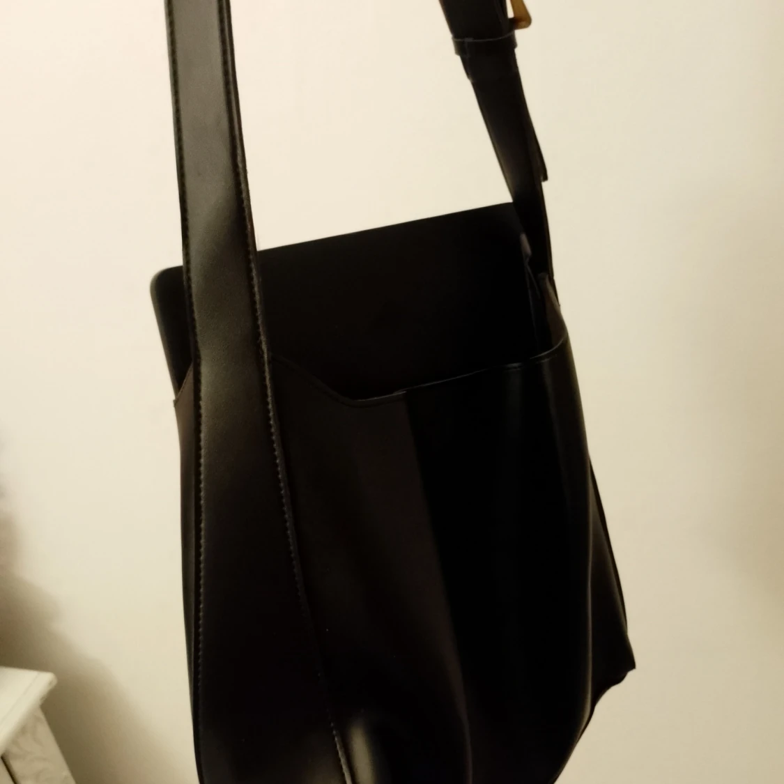 Svart axelväska i skinn med guldspänne - 1