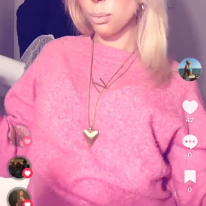 Rosa stickad tröja 🩷 - Superfin rosa stickad tröja med rund halsringning och långa ärmar. Tröjan har en mjuk och mysig känsla, perfekt för att hålla värmen. 💕