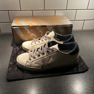 Golden goose - Säljer nu mina skor jag endast använt ett fåtal gånger. Säljer då de är alldeles för små. Kvitto finns tyvärr inte men däremot följer både dustbag kartong med. Pris kan diskuteras men gärna inga skambud.