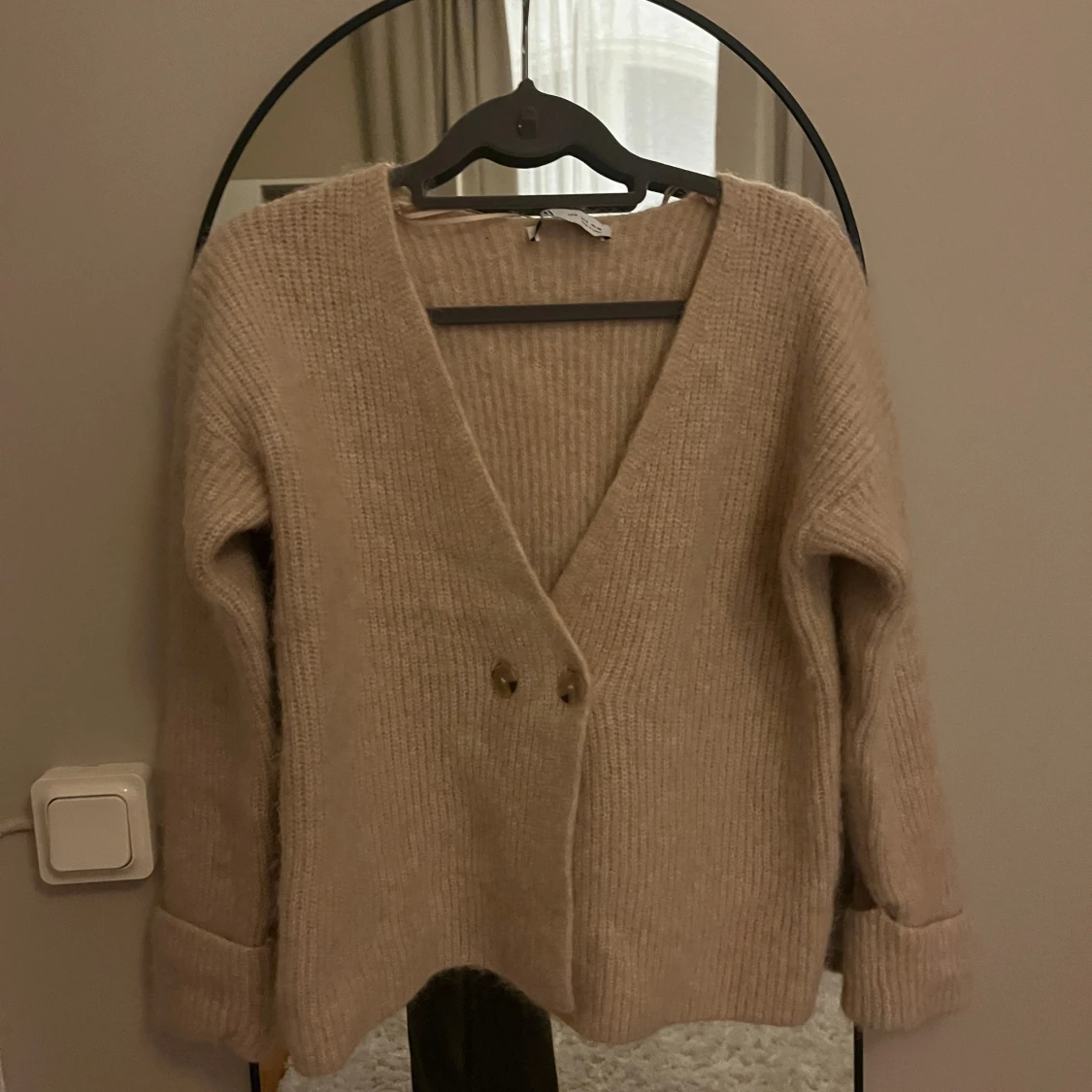 Beige stickad kofta från Zara - 1
