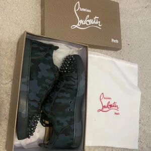 Louboutin - Tjenare väljer att sälja mina loubs för jag behöver pengar. Byten är intressant också helst Valentino fly crews. Alla nitar sitter kvar har kvar allt OG. Priset är inte hugget i stenen och går att diskutera. Tveka inte på att höra av er